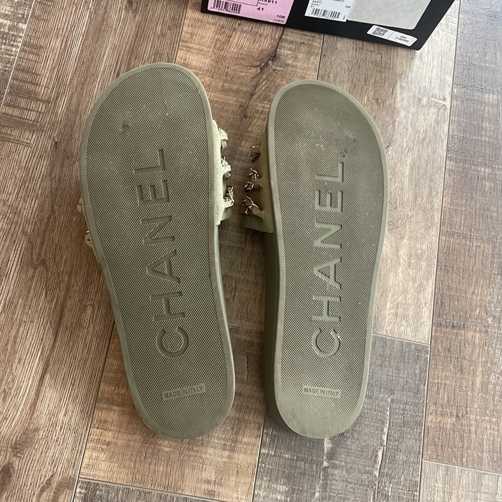 Chanel Chain slides in khaki with gold chain size 41 comes with box - Picture 5 of 7